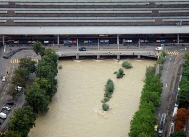 Sihl-Hochwasser im Jahr 2005 beim Hauptbahnhof Zürich (Bild: AWEL)