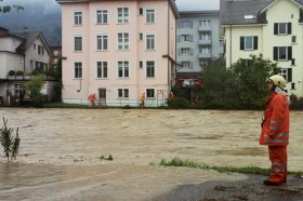Sihl-Hochwasser 2005 in Adliswil (Bild: AWEL)