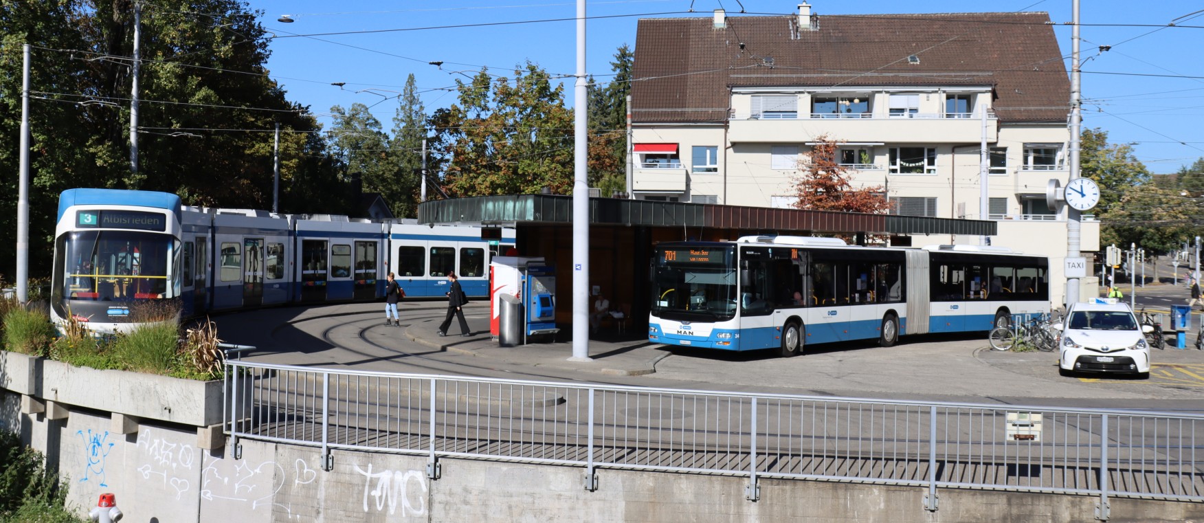 Das Bild zeigt den Klusplatz mit der Wendeschlafe und einem wartenden Tram und Bus