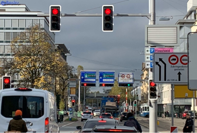 Hardturmstrasse in Richtung stadtauswärts. Das Car- und LKW-Verbot ist zweimal ausgeschildert.