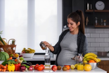 Schwangere Frau mit Früchten