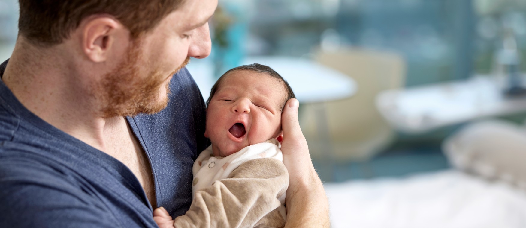 Baby und Vater_Geburtenabteilung