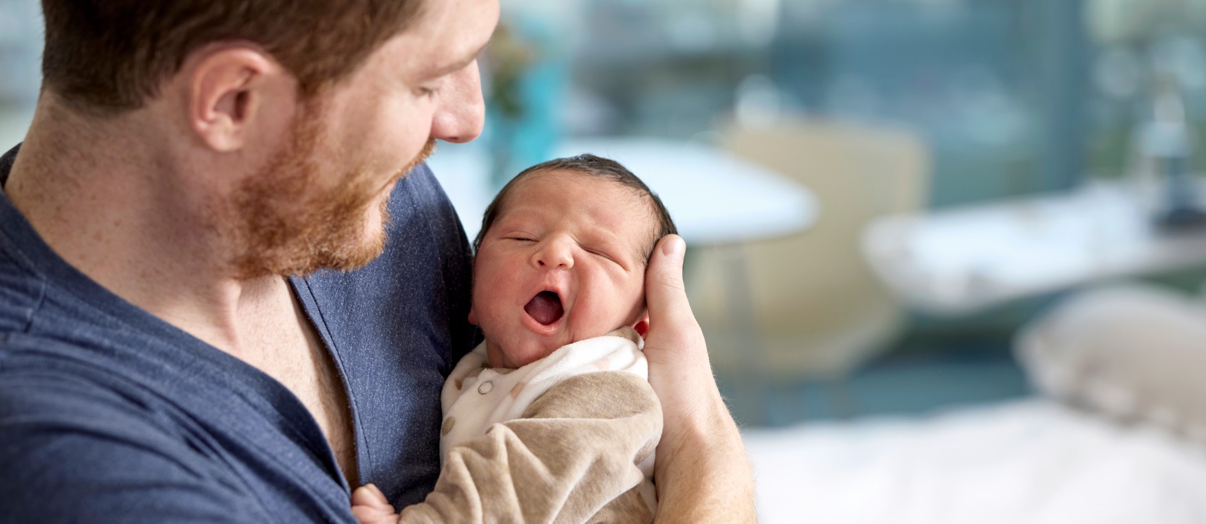 Baby und Vater_Geburtenabteilung