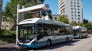 Ein eHybrid-Standardbus wird an der Ladestation bei der Haltestelle Dunkelhölzli geladen.