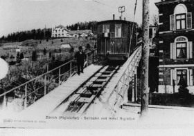 Die Seilbahn Rigiblick im Eröffnungsjahr 1901 auf dem Viadukt über der Hadlaubstrasse. 