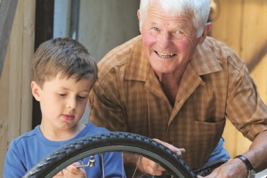 Opa mit Enkel beim Fahrrad reparieren