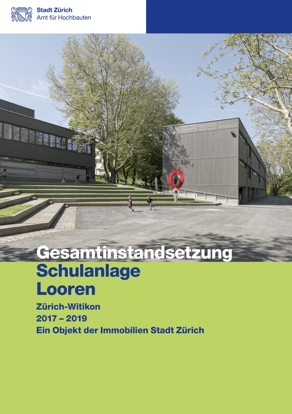 Titelseite Baudokumentation Gesamtinstandsetzung Schulanlage Looren mit Blick auf den Pausenhof und das Gebäudeensemble.