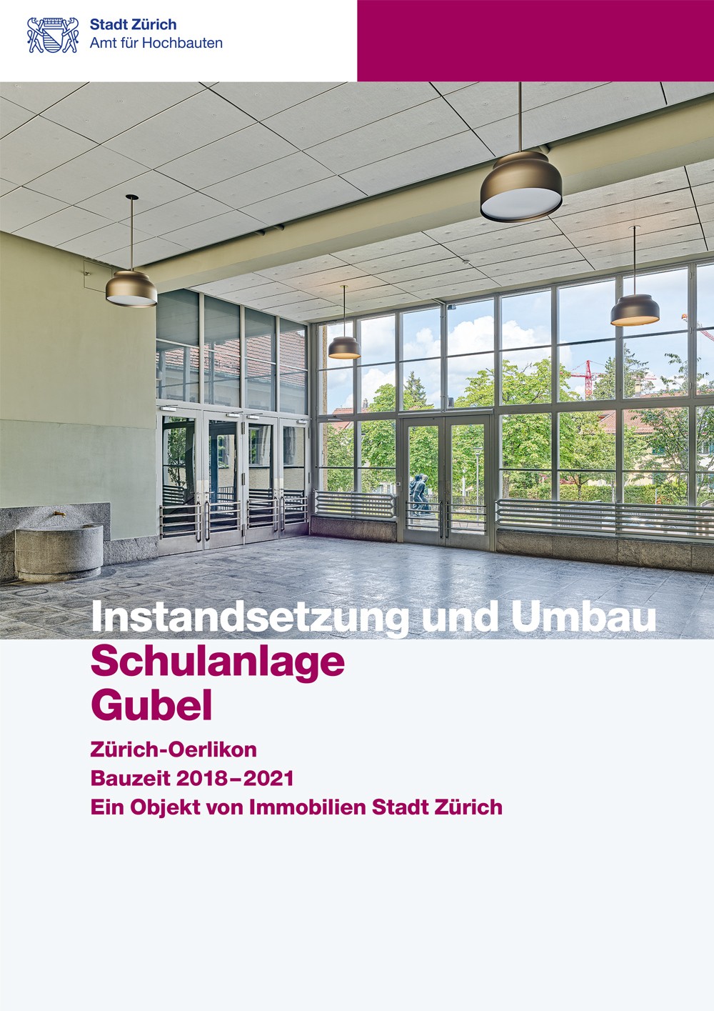 Titelseite Baudokumentation Instandsetzung und Umbau Schulanlage Gubel  mit Blick in die Pausenhalle.