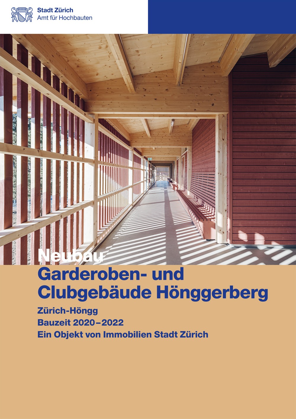 Titelseite Baudokumentation Neubau Garderoben- und Clubgebäude mit Blick in den umlaufenden Laubengang.