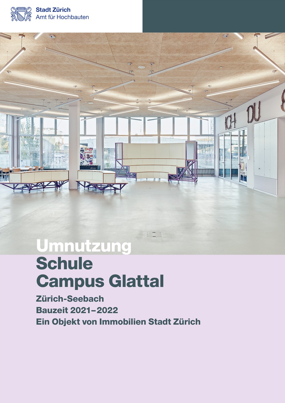 Titelseite Baudokumentation Umnutzung Schule Campus Glattal mit Blick in die Eingangshalle.