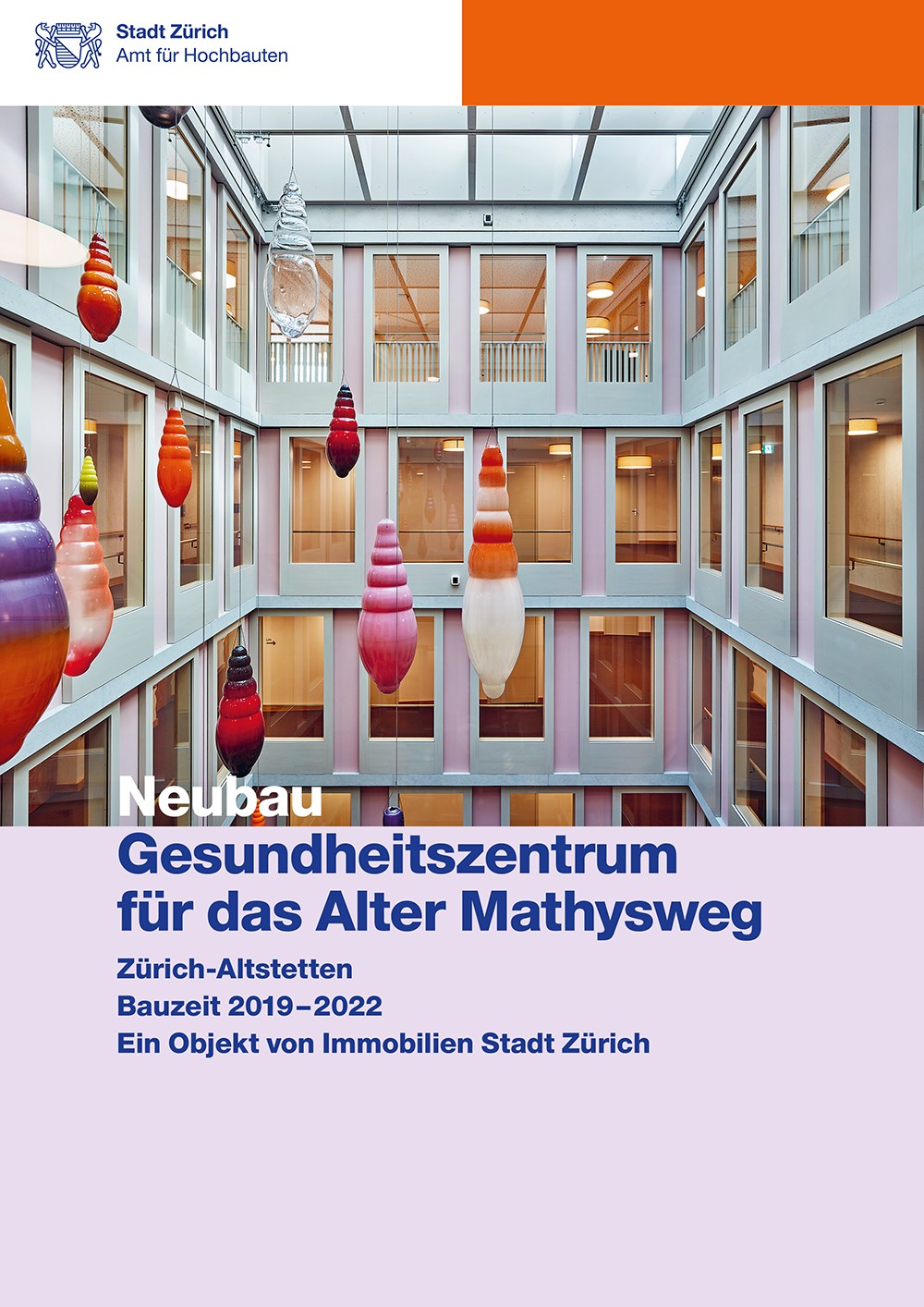 Titelseite Baudokumentation Neubau Gesundheitszentrum für das Alter Mathysweg mit Blick in den Licht und Kunst geprägten Innenraum.