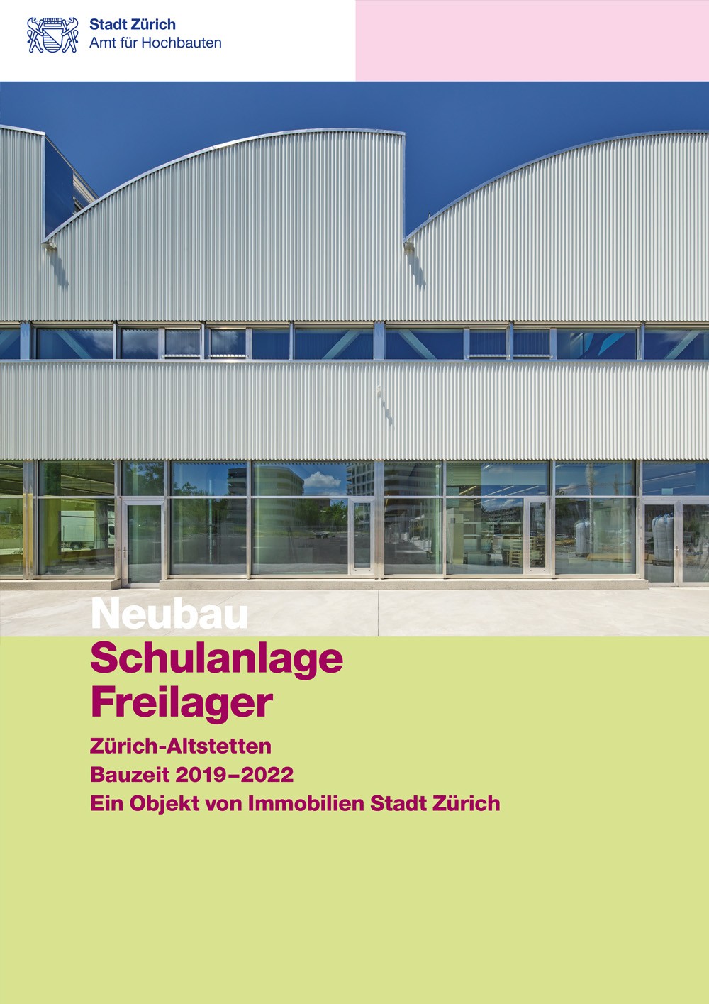 Titelseite Baudokumentation Neubau Schulanlage Freilager mit Blick auf den Eingangsbereich.