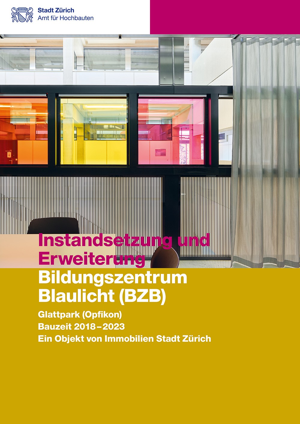 Titelseite Baudokumentation Instandsetzung und Erweiterung Bildungszentrum Blaulicht mit Blick in ein Sitzungszimmer.