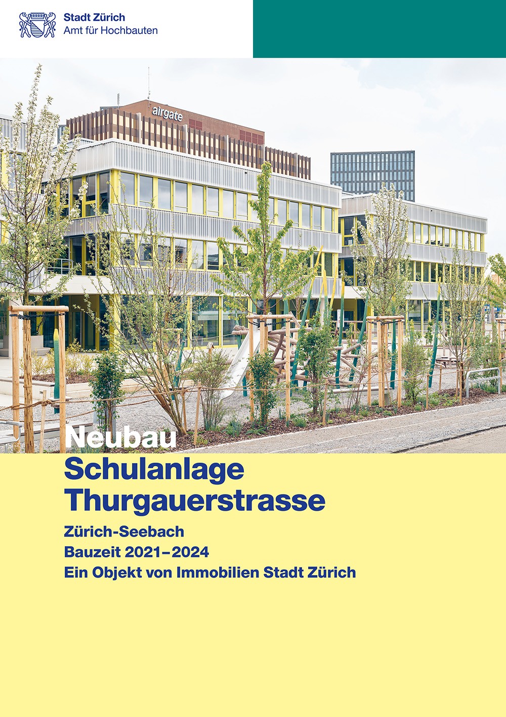 Titelseite Baudokumentation Neubau Schulanlage Thurgauerstrasse mit Blick auf die Nordwestseite der Schulanlage mit Pausenbereich.
