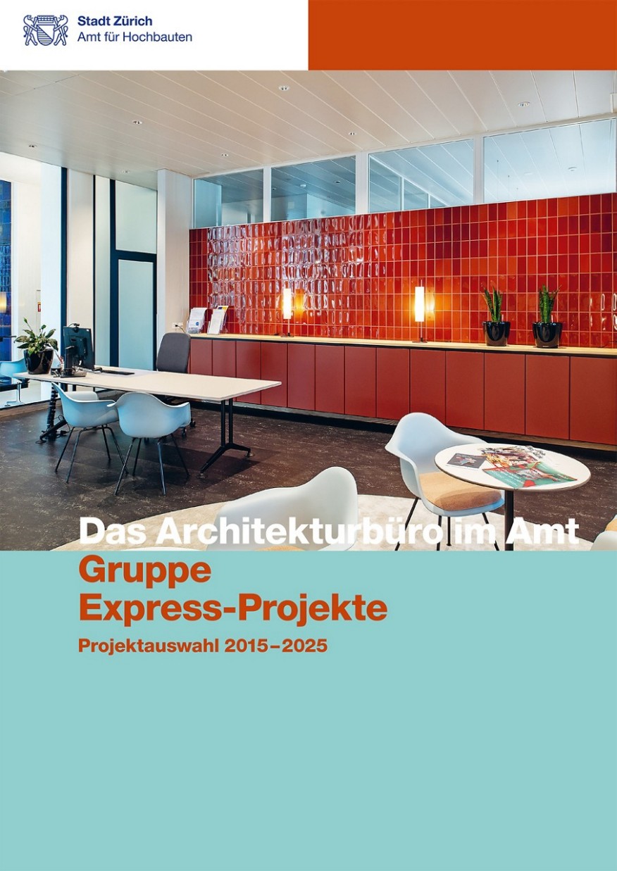 Titelseite Baudokumentation Neubau Schulanlage Thurgauerstrasse mit Blick auf die Nordwestseite der Schulanlage mit Pausenbereich.