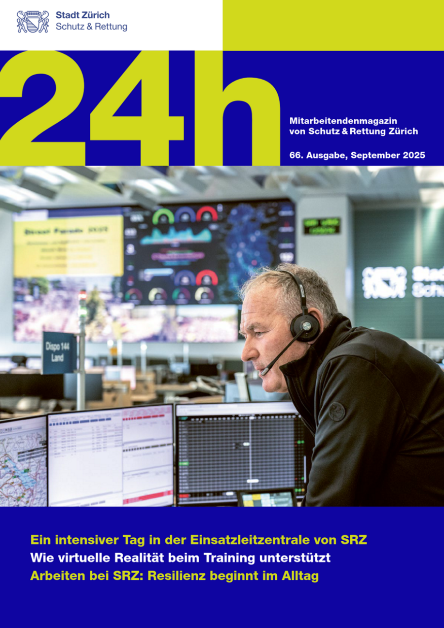Titelbild Septemberausgabe Ein Mitarbeiter der Einsatzleitzentrale koordiniert Einsatzmittel