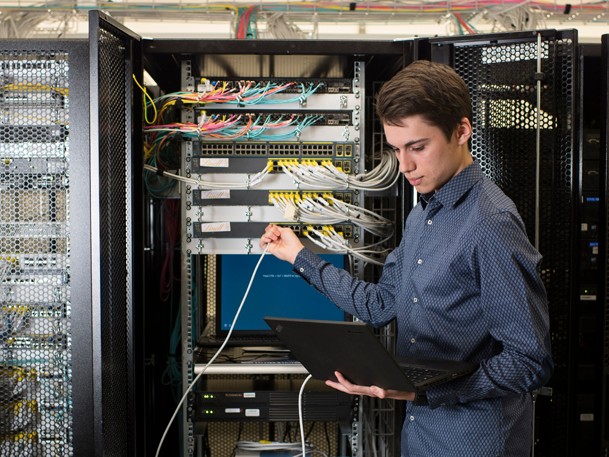 ICT-Berufe: Ein Mann arbeitet am Laptop.