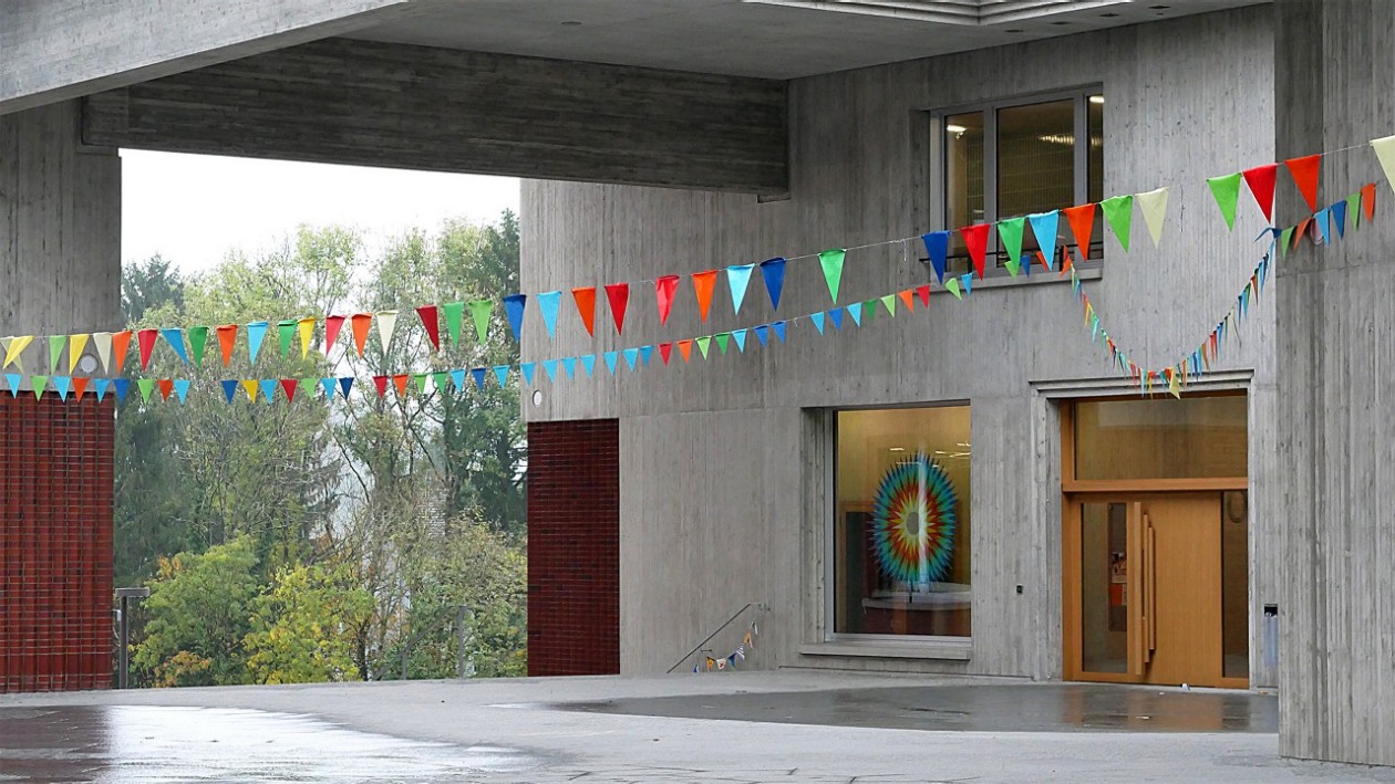 Mit bunter Girlande verzierter Eingangsbereich einer Schule