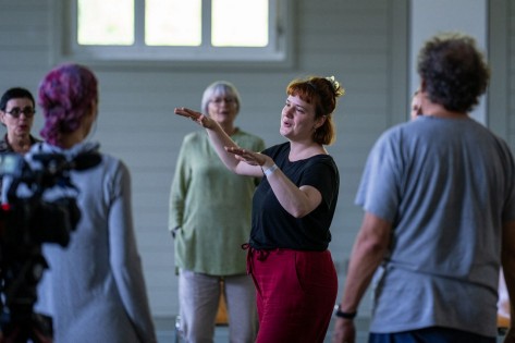 Menschen, die in einem Raum in Freizeitkleidung jodeln