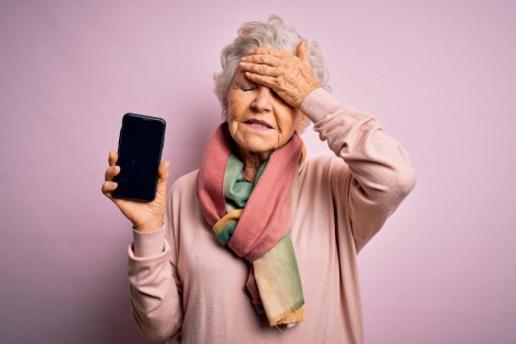 Eine entsetzte Seniorin, die via Telefon betrogen wurde