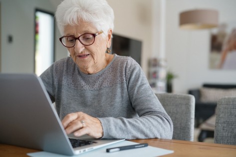 Seniorin am Computer