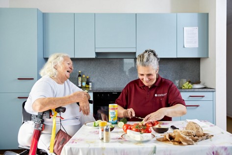 Mitarbeiterin der Spitex hilft beim Kochen