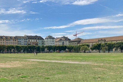 Freiräume Kasernenareal Blick auf das Kasernenareal mit Grünflächen.