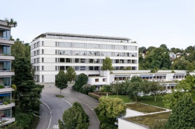 Die Visualisierung des geplanten Bauvorhabens zeigt einen Blick auf die Fassade der neuen Schulanlage.