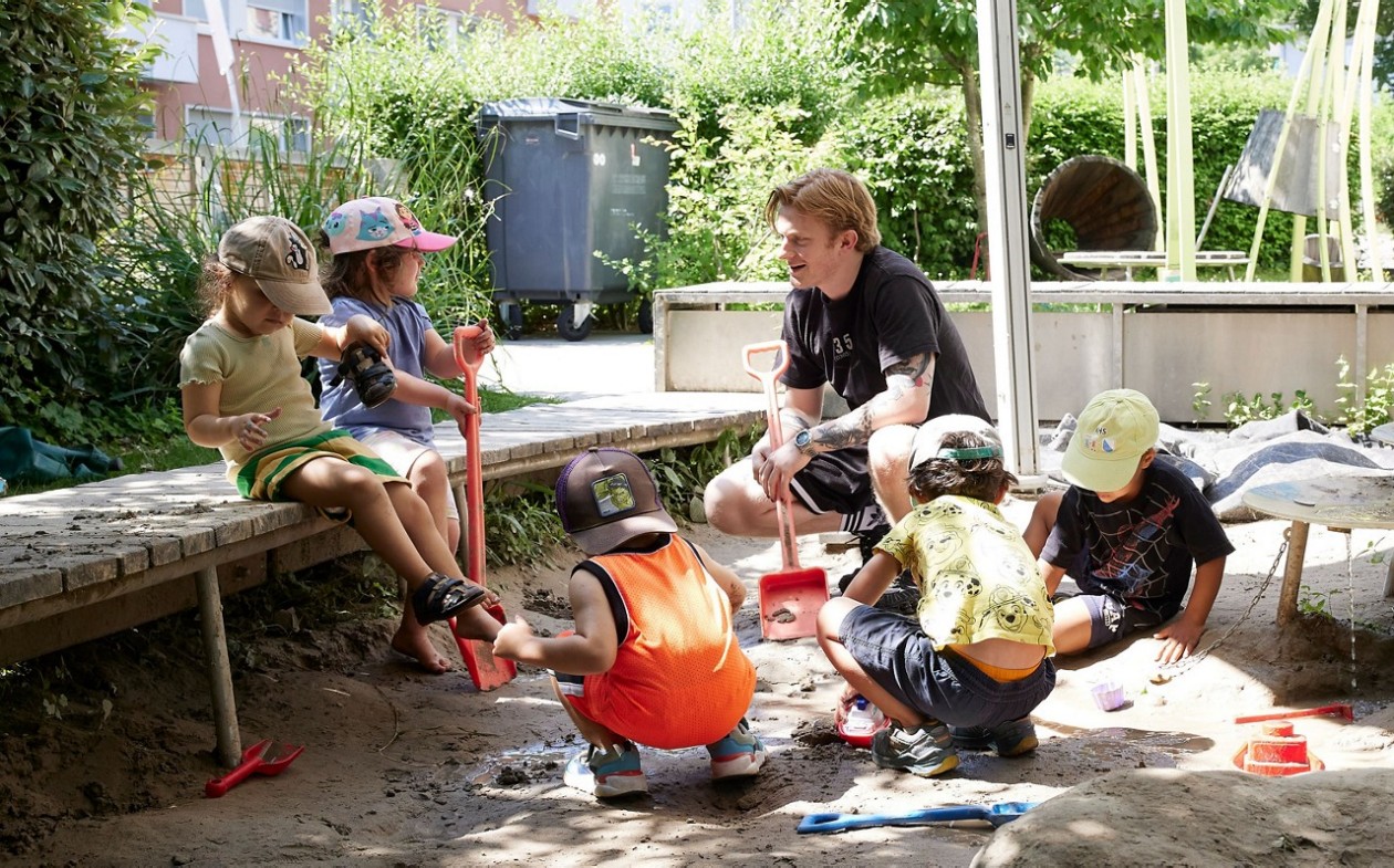Eine Fachperson betreuut Kinder in der Kita