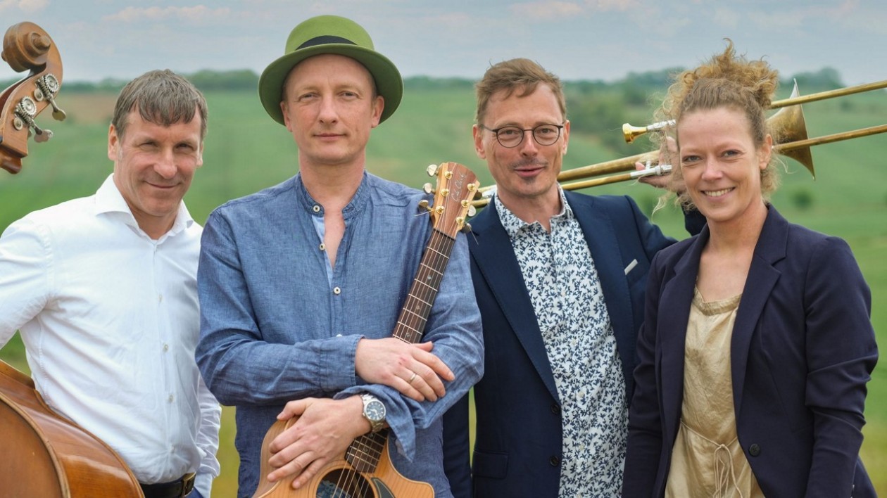 Toni Geiling und das Wolkenorchester mit Instrumenten