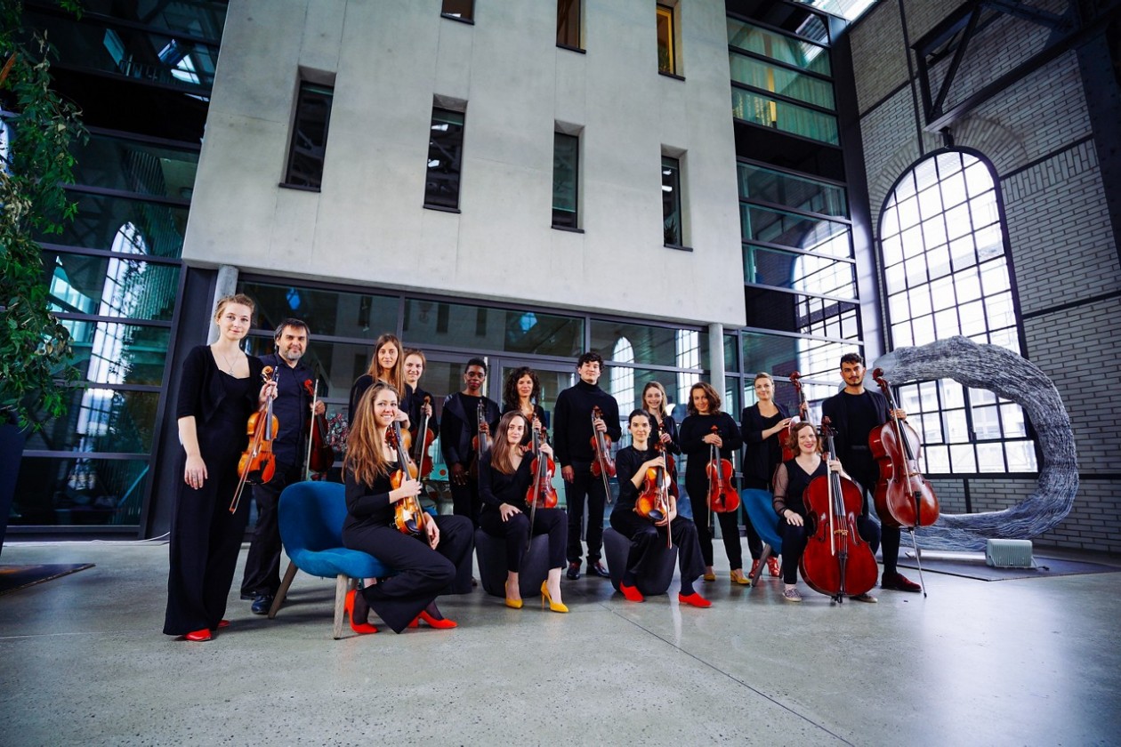 Camerata Ataremac mit Instrumenten