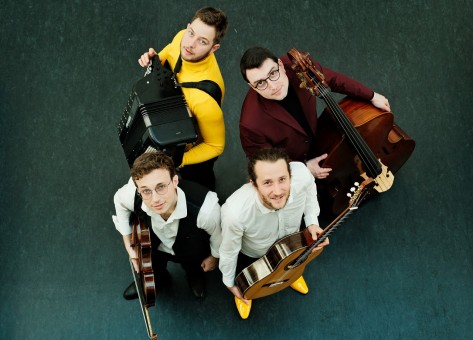 Ensemble mit Instrumenten von oben fotografiert