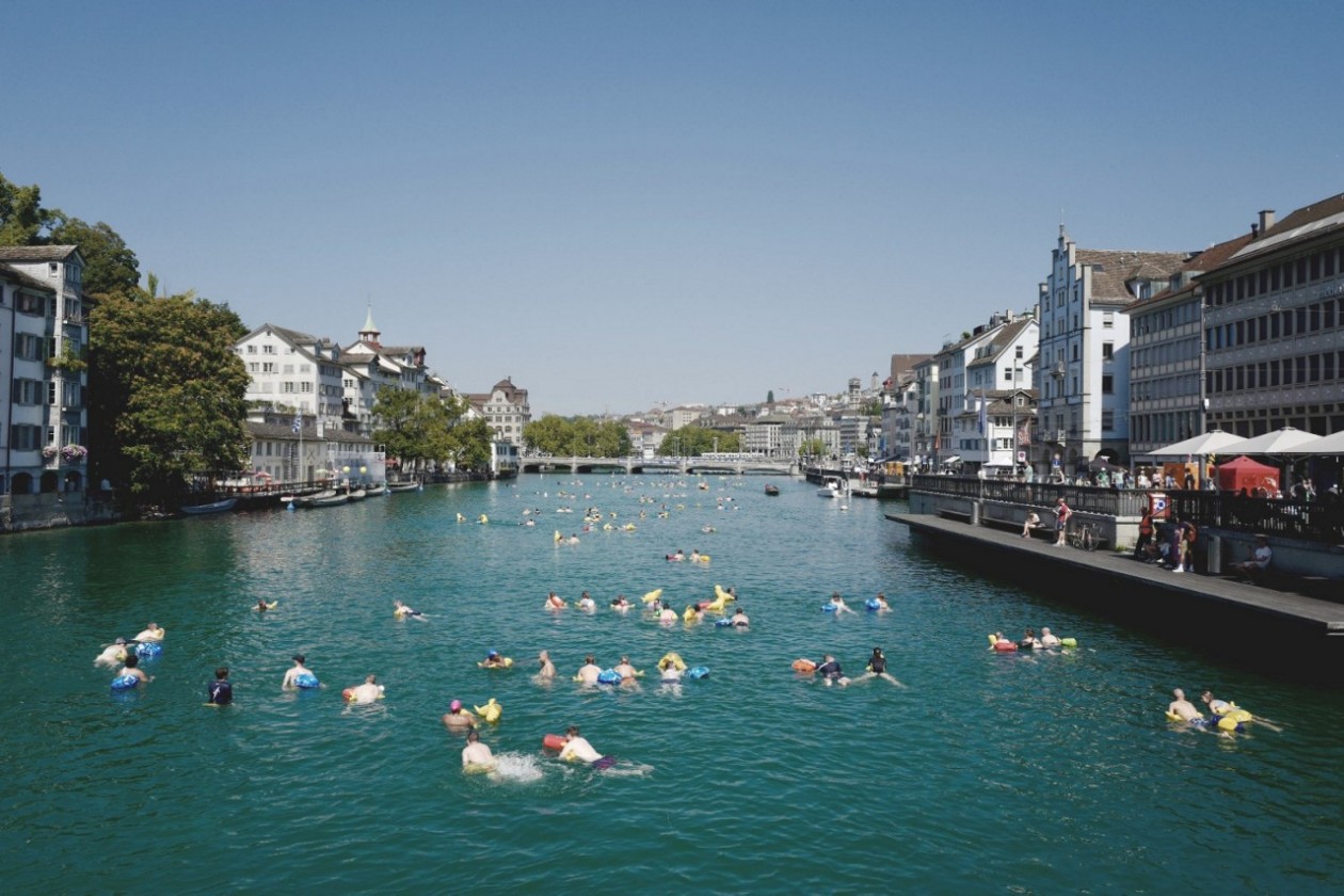 Schwimmer*innen in der Limmat