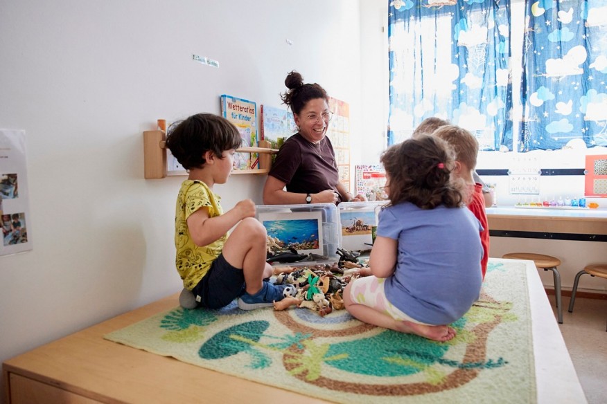 Kinder sitzen und spielen.