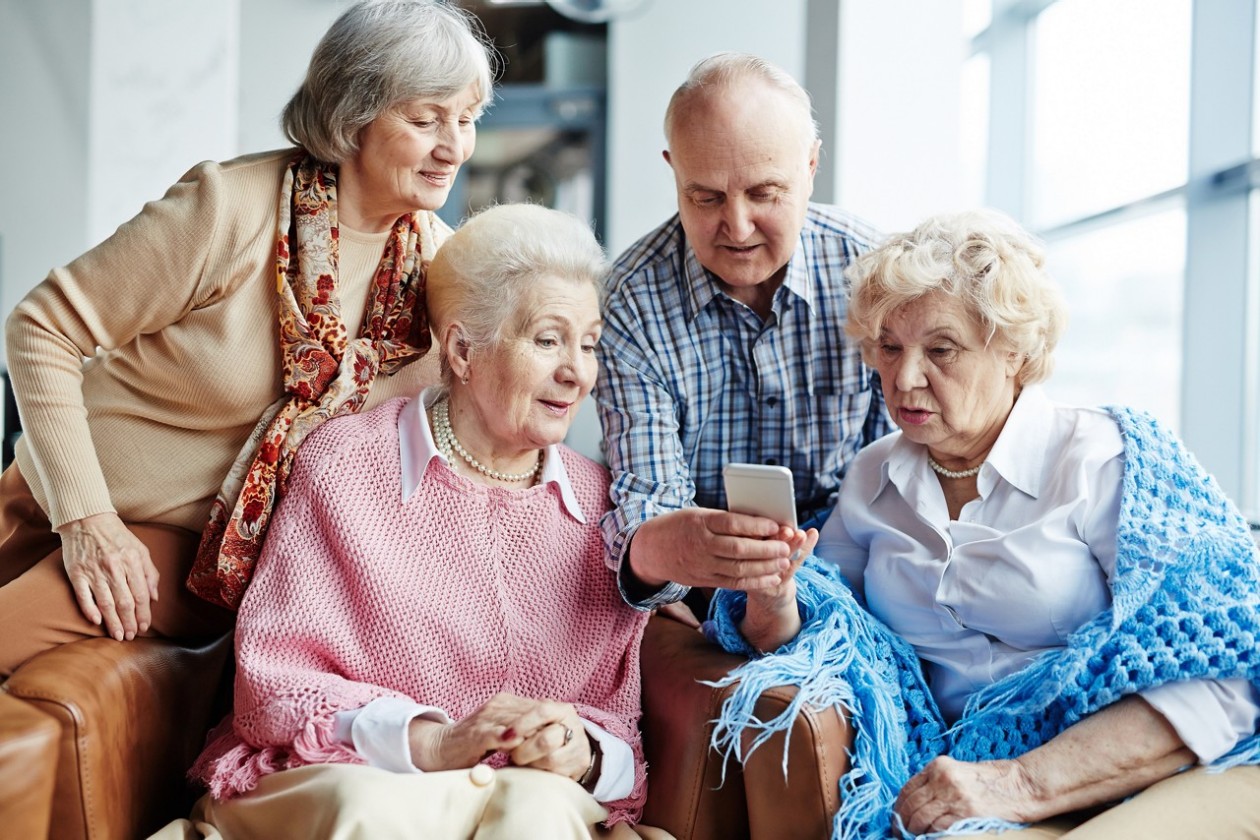 Seniorengruppe mit Smartphone