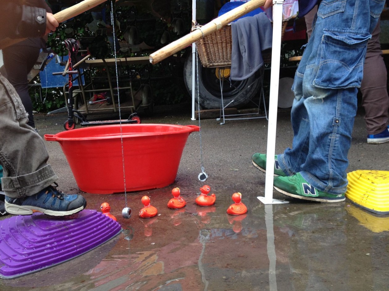 Kinder spielen Ente-Fischen-Spiel