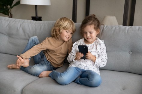 Kinder mit Smartphone