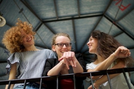 Foto der drei Musikerinnen von der Band Coco Rikiki