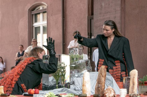 Neuland Finissage Zwei Künstler*innen bei ihrer Apero-Performance.