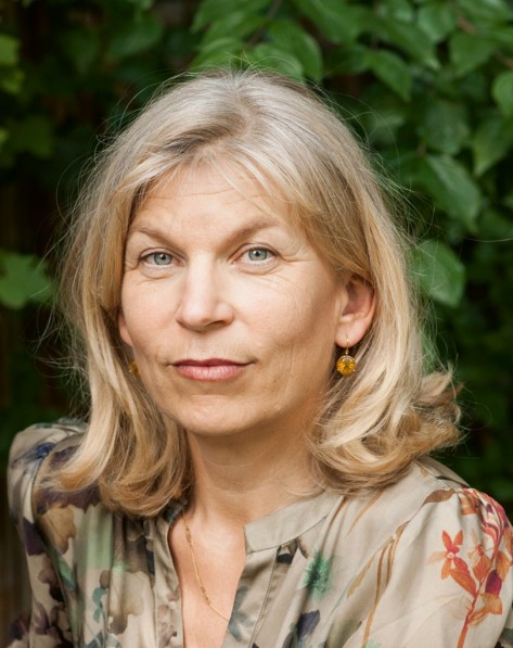 Hagena Katharina Hagena posiert vor einer Hecke.