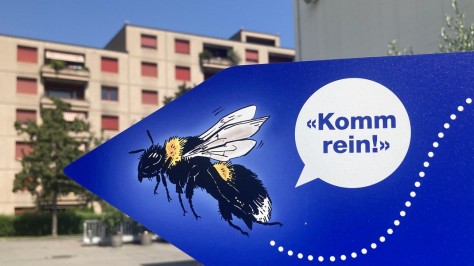 bombus Ein Wegweiser in der Stadtgärtnerei läd zum Hereinkommen ein.