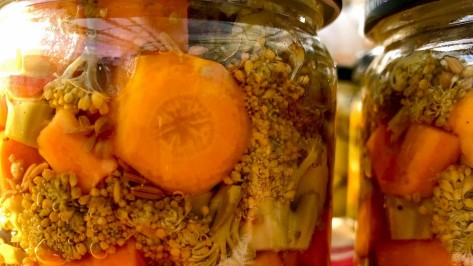 pickles Nahaufnahme von verschiedenem Gemüse in Einmachgläsern.