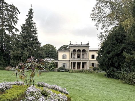 Die Villa Wesendonck inmitten der Grünflächenanlage Rieterpark.