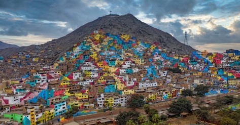 FFF Blue World Viele bunte Häuser an einem Berghang.