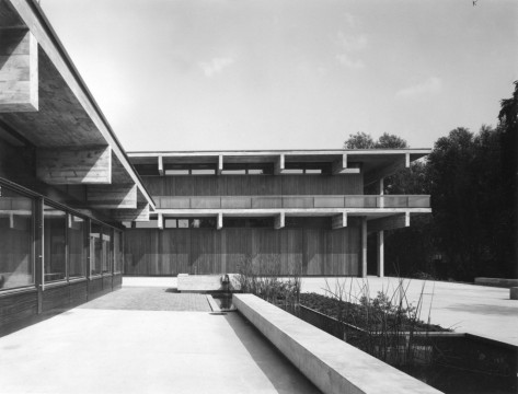 Archivbild der Freizeitanlage Seebach. Gebäude mit Glasfront, Sitzbänke und Beete im Aussenbereich. 