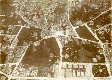 Eine alte Luftaufnahme des Merkurplatzes und der Umgebung.