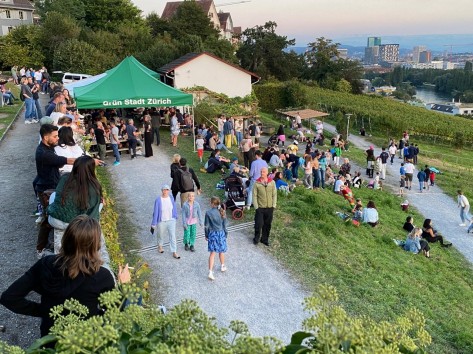 Menschen an einem Fest beim Rebberg Chillesteig