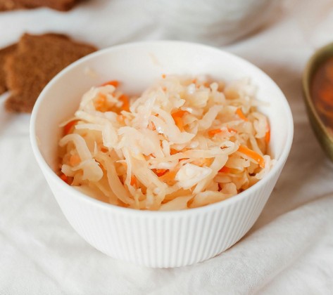 Sauerkraut in einem Keramikschälchen.