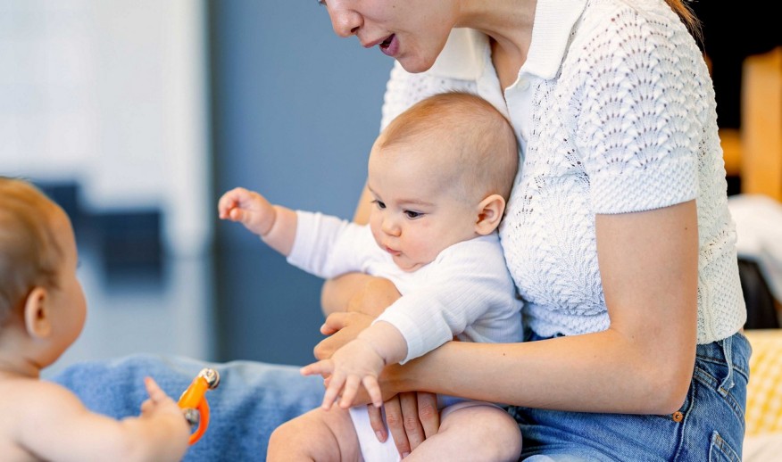 Mutter mit Baby im PEKiP-Kurs Mutter mit Baby im PEKiP-Kurs der Fachschule Viventa.