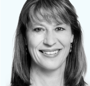 Porträtbild Lehrgangsverantwortliche vor neutralem Hintergrund.